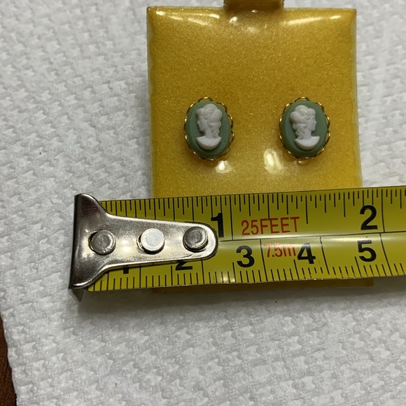 Vintage green & white oval cameo earrings in a gold frame setting Victorian - Picture 2 of 2